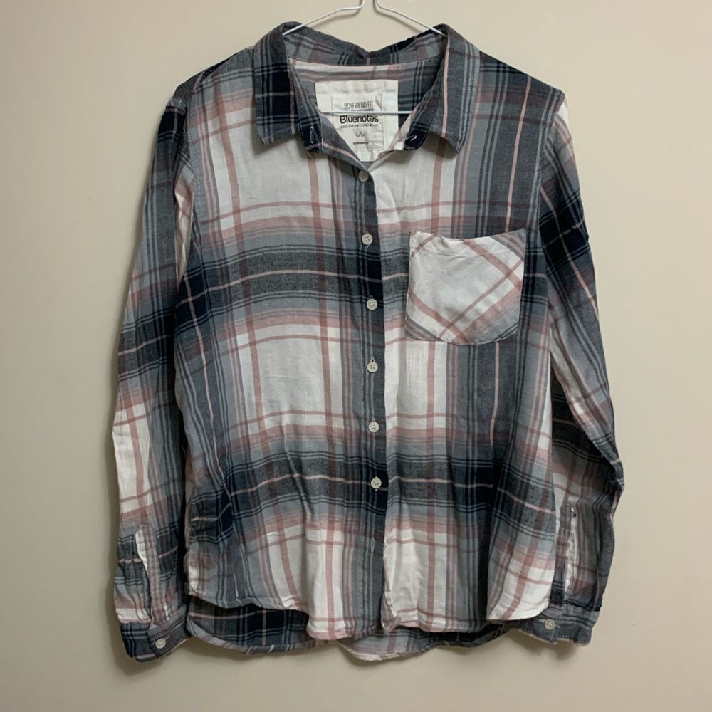 Blue notes “boyfriend fit” top.